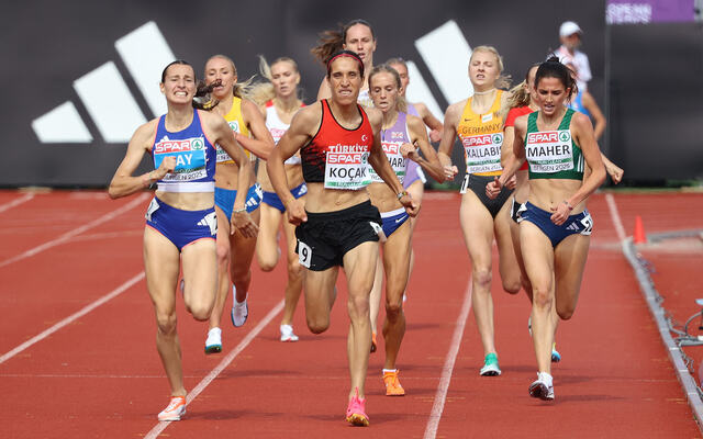 Tyrkiske Dilek Kocak holdt akkurat unna for franske Gay, og tok gullet på 1500 meter. (Foto: Arne Dag Myking)