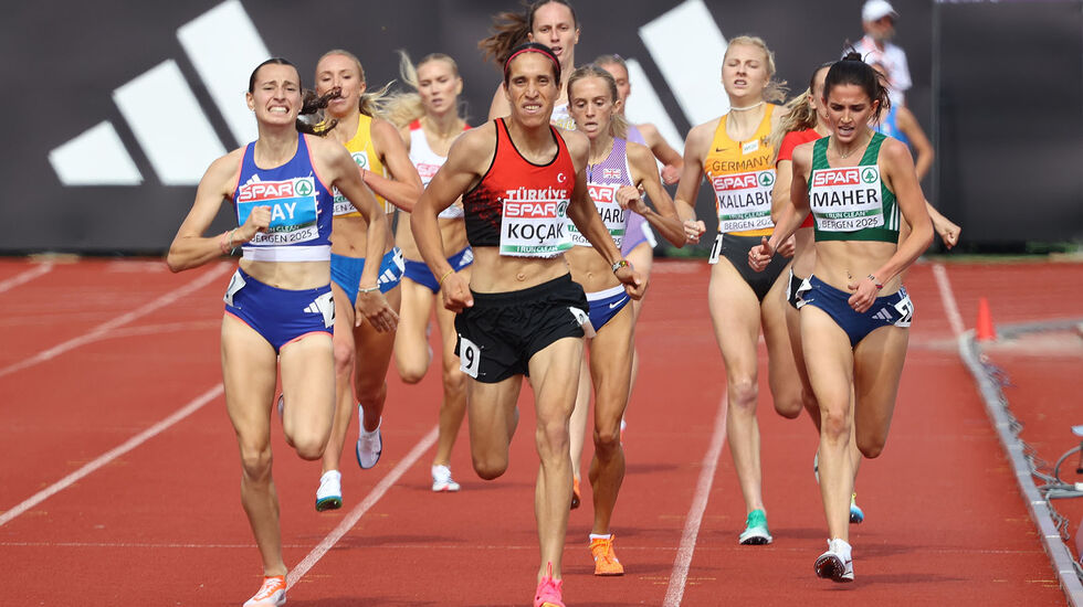 Tyrkiske Dilek Kocak holdt akkurat unna for franske Gay, og tok gullet på 1500 meter. (Foto: Arne Dag Myking)