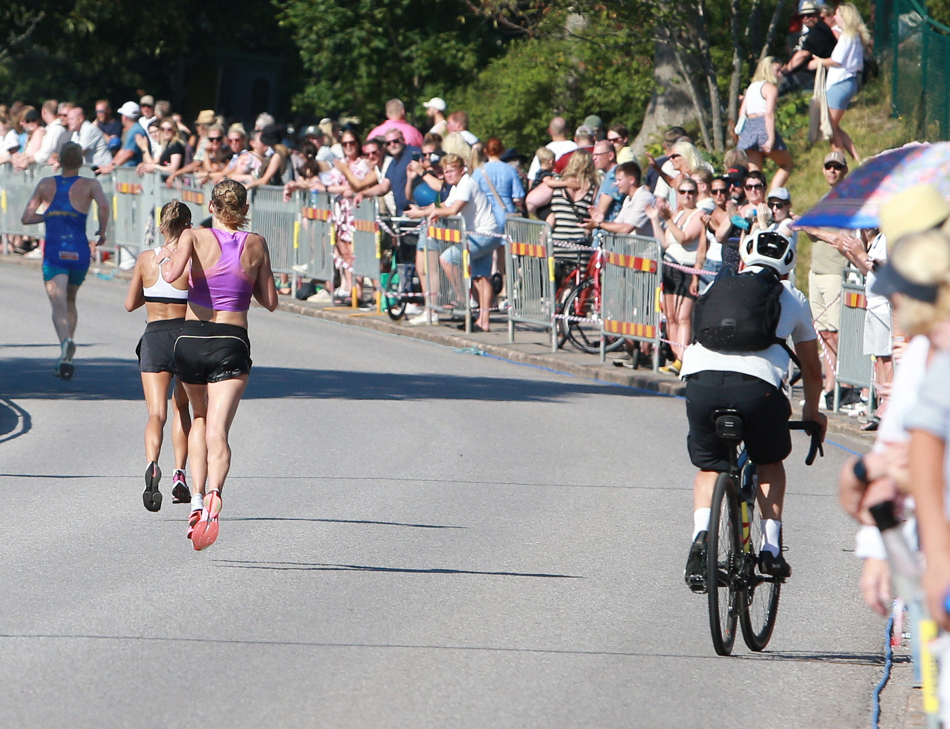 Kraftprovet_Angelica_Karlsen_foran_Hanna_Lindholm_100m_til_maal_AZ3T0442.jpg