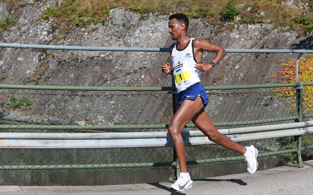 Alene i tet: Senay har rykket fra David Nilsson og er alen i tet når kun oppløpet på 250 m er igjen. (Foto: Kjell Vigestad)