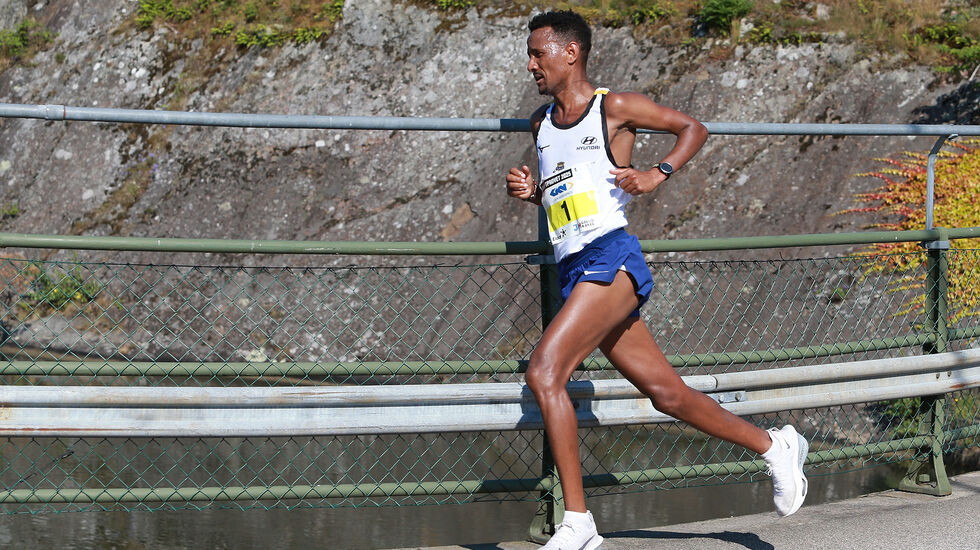 Alene i tet: Senay har rykket fra David Nilsson og er alen i tet når kun oppløpet på 250 m er igjen. (Foto: Kjell Vigestad)