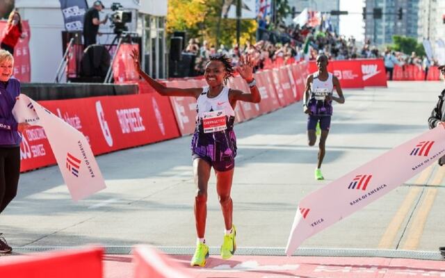 Ruth Chepngetich krysser målstreken i Chicago på utrolige 2.09.56. (Foto: arrangøren)