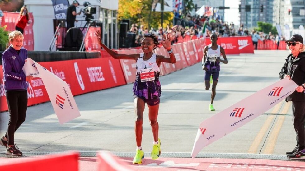 Ruth Chepngetich krysser målstreken i Chicago på utrolige 2.09.56. (Foto: arrangøren)