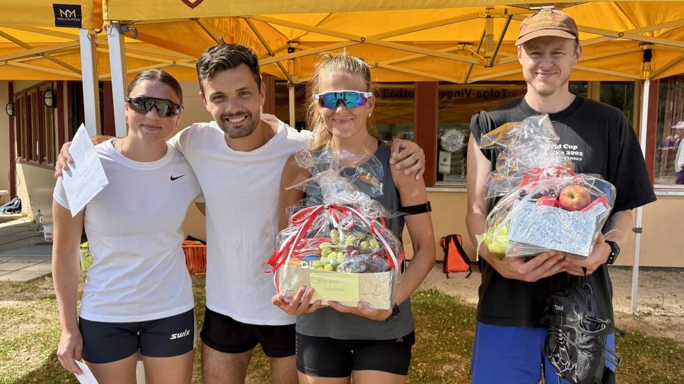 Totalvinnerne (fra v.): Maria Sæther Verdenius, Odd V. Gundersen Sagbakken (10 km), Nora Brennmoen og Jon Aukrust Osmoen (21 km). (Foto: arrangøren)