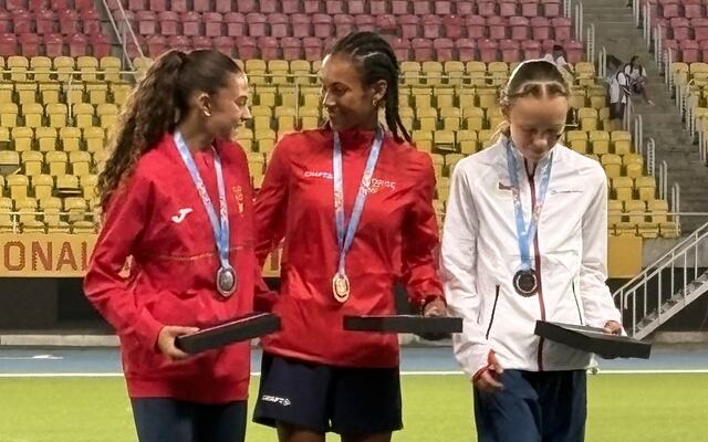 Venus Abraham Teffera på toppen av seierspallen sammen med Amanda Roman fra Spania som ble nummer to og Veronika Brizova fra Tsjekkia. (Foto: Erlend Sande)