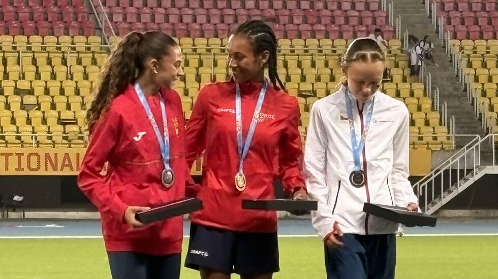 Venus Abraham Teffera på toppen av seierspallen sammen med Amanda Roman fra Spania som ble nummer to og Veronika Brizova fra Tsjekkia. (Foto: Erlend Sande)