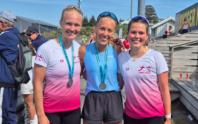 De tre beste kvinnene på halvmaraton: Marte Lien Johnsen i midten vant, Hannah Judithe Eriksen (t.v.) ble nummer to og Lene Berg Hanssen (t.h.) ble nummer tre. (Foto: arrangøren)