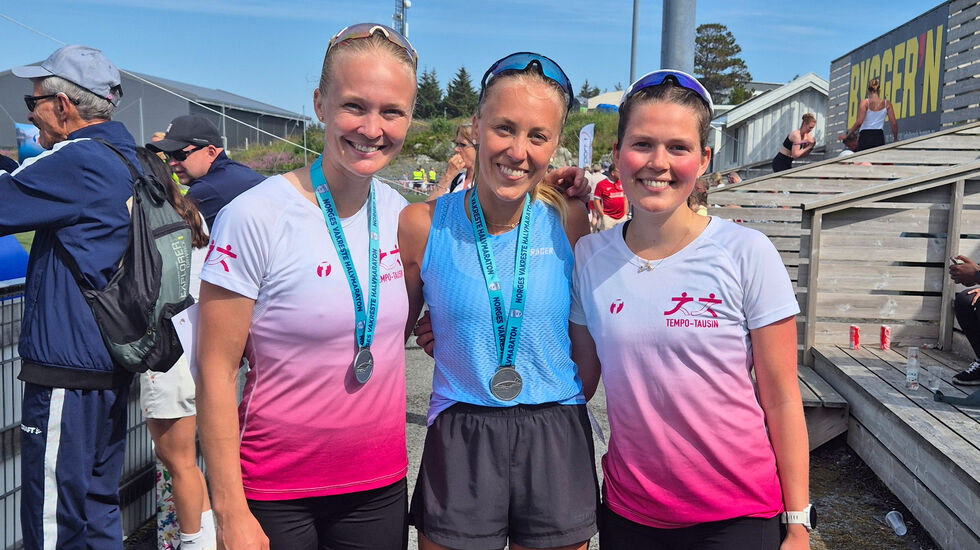 De tre beste kvinnene på halvmaraton: Marte Lien Johsen i midten vant, Hannah Judithe Eriksen (t.v.) ble nummer to og Lene Berg Hanssen (t.h.) ble nummer tre. (Foto: arrangøren)