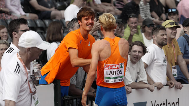 De nederlandske løpsstjernene Stefan Nillessen og Niels Laros gratulerer hverandre etter at Niels Laros har avsluttet U23-EM med å vinne 800 meter. Da hadde de to tatt tre gull og en sølvmedalje i dette mesterskapet. (Foto: Arne Dag Myking)