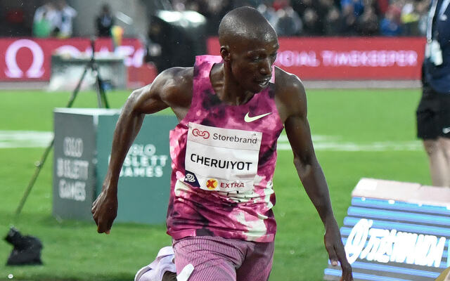 Timothy Cheruiyot er klar for VM nok en gang, etter å ha blitt nummer to i det kenyanske uttaket. Her ser han Jakob Ingebrigtsen stupe forbi seg under Bislett Games 2024. (Foto: Bjørn Johannessen)