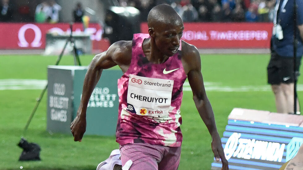 Timothy Cheruiyot er klar for VM nok en gang, etter å ha blitt nummer to i det kenyanske uttaket. Her ser han Jakob Ingebrigtsen stupe forbi seg under Bislett Games 2024. (Foto: Bjørn Johannessen)