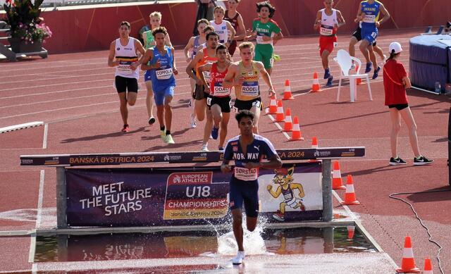 Haakon Kamlesh Heltzer Sørstad da han vant forsøket på 2000 m hinder under U18-EM i Skovakia i fjor. (Foto: Privat)