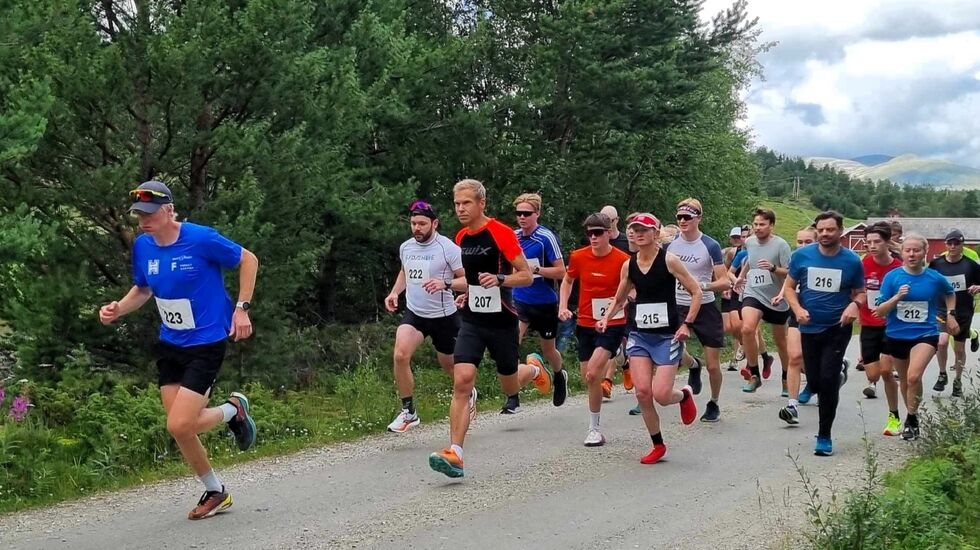 Martin Øyen Tøraasen i front fra start i Grimsbu i fjorårets utgave av Malmvegen Minneløp. (Foto: arrangøren)
