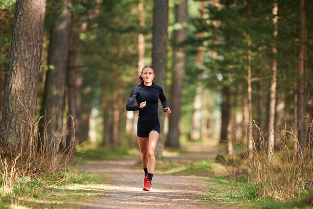 Løpsglede i naturen: Ida Waldal i kjent stil – eksplosiv og fokusert – i teknisk krevende terreng. År med elghufs, skileik og fjellturer har gitt henne grunn- laget for sine sterke prestasjoner i både randonee og fjelløp. (Foto: Helge Langen)