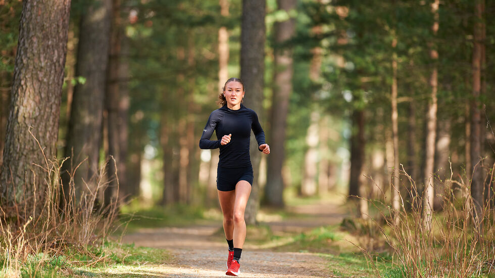 Løpsglede i naturen: Ida Waldal i kjent stil – eksplosiv og fokusert – i teknisk krevende terreng. År med elghufs, skileik og fjellturer har gitt henne grunn- laget for sine sterke prestasjoner i både randonee og fjelløp. (Foto: Helge Langen)