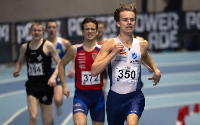 Sigurd Tveit spurter inn til gull på 800 m under NM Innendørs i vinter. (Foto: Samuel Hafsahl)