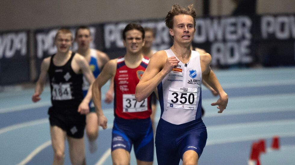 Sigurd Tveit spurter inn til gull på 800 m under NM Innendørs i vinter. (Foto: Samuel Hafsahl)
