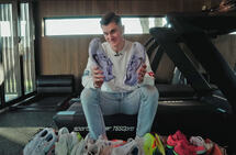 Jakob viser fram sine sko. (skjermdump fra Youtube)
