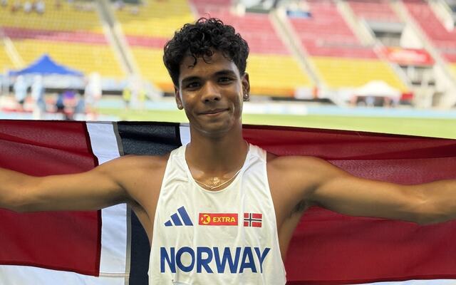 Haakon Kamlesh Heltzer Sørstad med det norske flagget etter ha sikret Norges andre distanse-gull i EYOF i Skopje lørdag formiddag. (Foto: Erlend Sande)