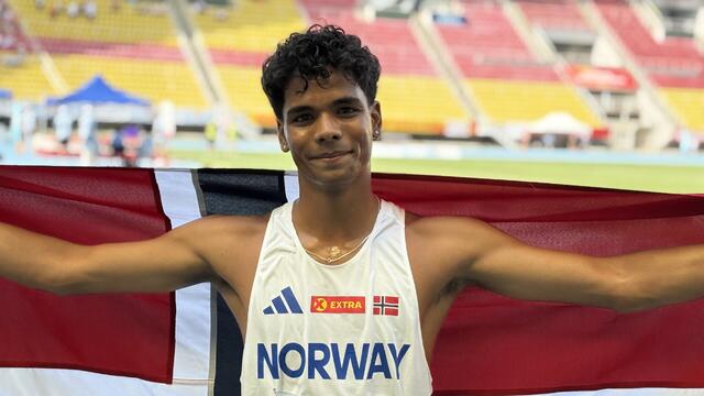 Haakon Kamlesh Heltzer Sørstad med det norske flagget etter  ha sikret Norges andre distanse-gull i EYOF i Skopje lørdag formiddag. (Foto: Erlend Sande)