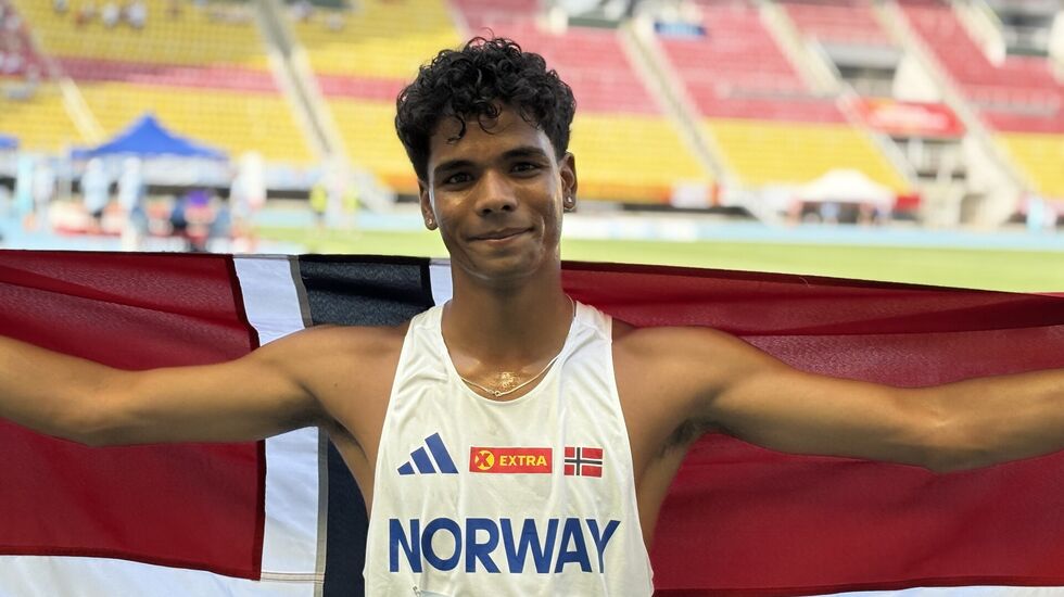 Haakon Kamlesh Heltzer Sørstad med det norske flagget etter  ha sikret Norges andre distanse-gull i EYOF i Skopje lørdag formiddag. (Foto: Erlend Sande)