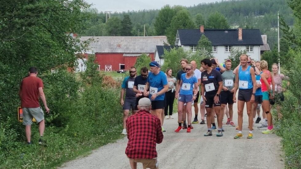 22 løpere stilte i konkurranseklassene på 11,6 km i Grimsbu fredag kveld. (Foto: arrangøren)