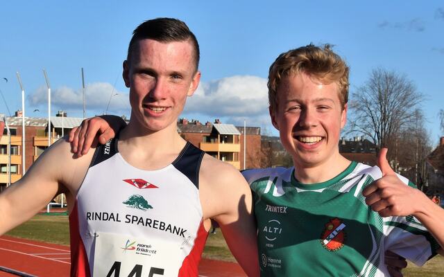 Magnus Øyen (til venstre) og Håkon Moe Berg skal begge doble i U20-EM. De to trønderne løper 1500 m, og mens Magnus også løper 5000 m tar Håkon seg av 3000 m. Bildet er fra et løp på Trondheim stadion i 2023. (Foto: Tor Jarle Bolme)