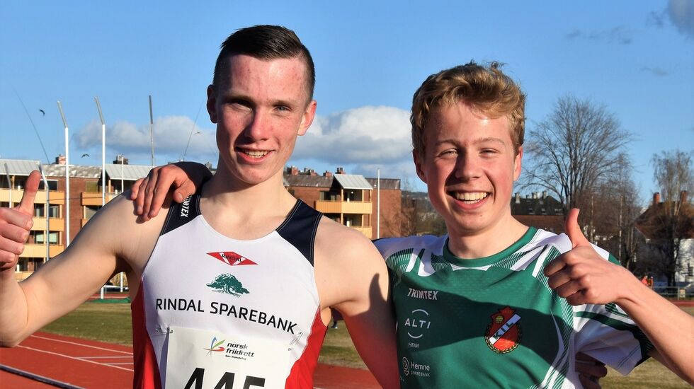 Magnus Øyen (til venstre) og Håkon Moe Berg skal begge doble i U20-EM. De to trønderne løper 1500 m, og mens Magnus også løper 5000 m tar Håkon seg av 3000 m. Bildet er fra et løp på Trondheim stadion i 2023. (Foto: Tor Jarle Bolme)