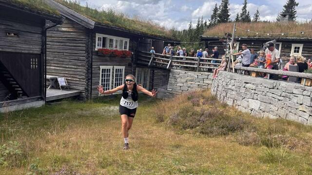 Tonje Øvrevoll mot mål i Stuttlaupet var en av mange begeistrede løperne på Kvitfjell i helga. (foto: arrangøren)