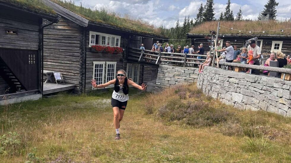 Tonje Øvrevoll begeistret mot mål i Stuttlaupet på Kvitfjell lørdag. (Foto: arrangøren)