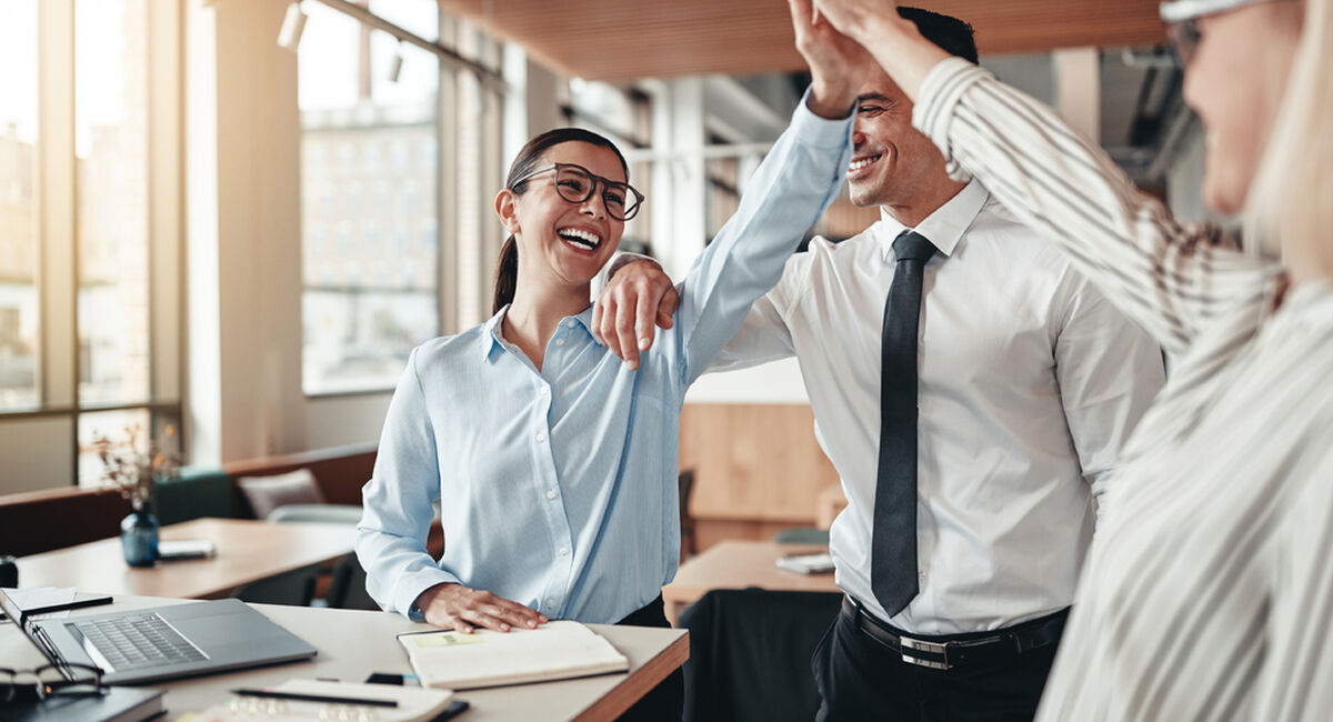 Ros som virker, er alltid ekte. Som leder bygger du relasjon, motivasjon og trivsel – én anerkjennelse av gangen. Foto: Istock / Cecilie