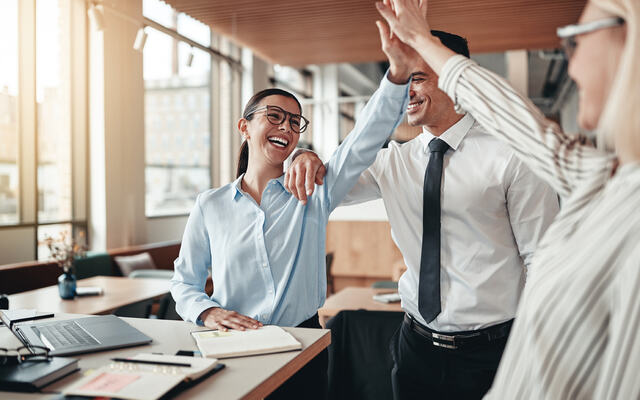 Ros som virker, er alltid ekte. Som leder bygger du relasjon, motivasjon og trivsel – én anerkjennelse av gangen. Foto: Istock / Cecilie