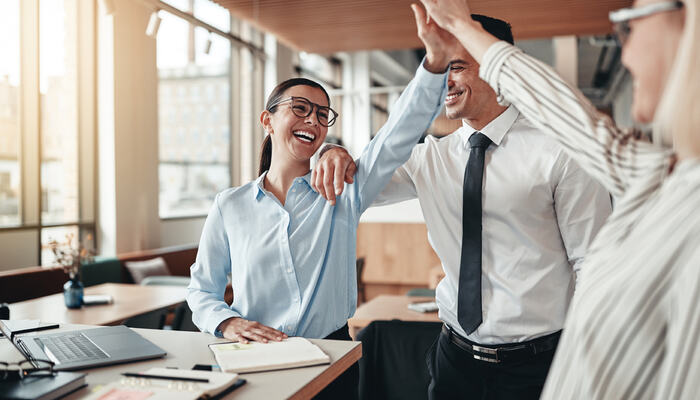 Ros som virker, er alltid ekte. Som leder bygger du relasjon, motivasjon og trivsel – én anerkjennelse av gangen. Foto: Istock / Cecilie