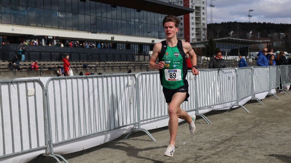 Åsmund Sunde Førde da han løp inn til gull i U20 i NM terrengløp på Bjerke Travbane i vår. (Foto: Einar Børve)