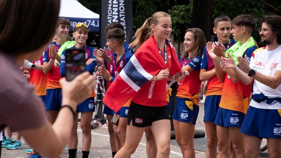 Ingeborg Synstnes Hole paraderer med det norske flagget i fjorårets mesterskapet i fjelløping. (Foto: Discover Abruzzo)
