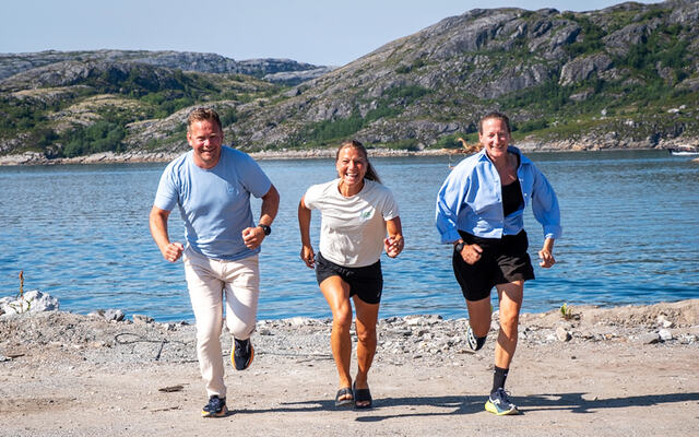 Daglig leder Stian Elstad i Molobyen, leder for Bodø Run Festival Gro-Marie Thomassen og stedsutvikler Moa Björnsson i Molobyen leder an, med blikket rettet mot fellesskap, festival og løpeglede i Molobyen og Bodø. (Foto: Christine Karijord)