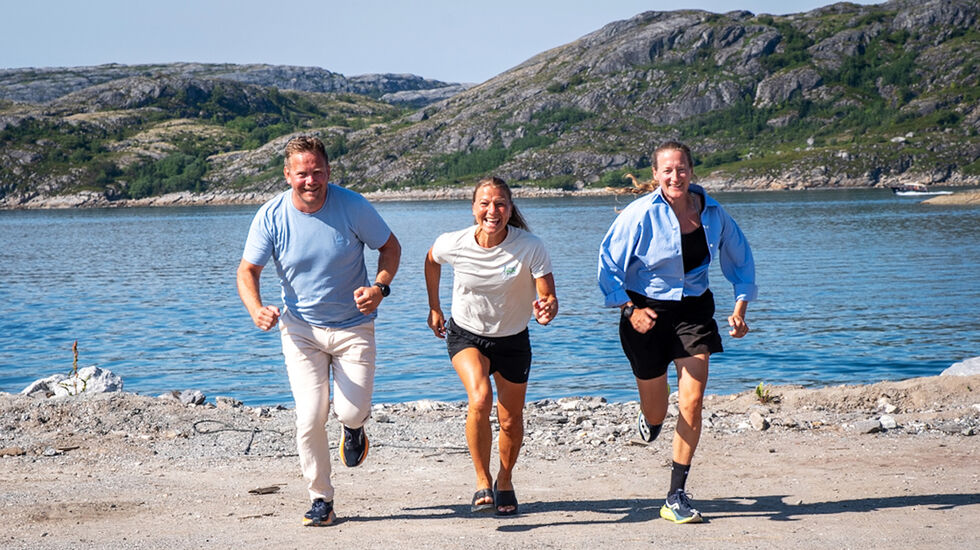 Daglig leder Stian Elstad i Molobyen, leder for Bodø Run Festival Gro-Marie Thomassen og stedsutvikler Moa Björnsson i Molobyen leder an, med blikket rettet mot fellesskap, festival og løpeglede i Molobyen og Bodø. (Foto: Christine Karijord)