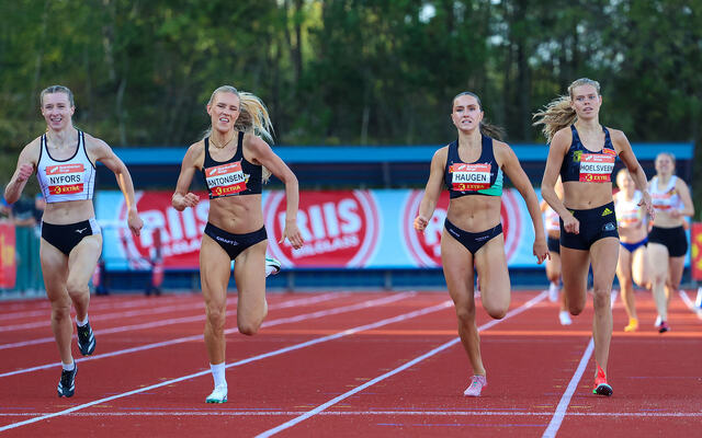 Utrolig jevnt spurtoppgjør på kvinnenes 800 meter. Men Pernille Karlsen Antonsen (nr. 2 fra venstre) knep til slutt gullet. (Alle foto: Arne Dag Myking)