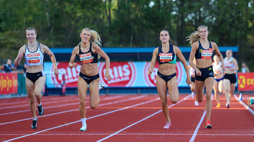 Utrolig jevnt spurtoppgjør på kvinnenes 800 meter. Men Pernille Karlsen Antonsen (nr. 2 fra venstre) knep til slutt gullet. (Alle foto: Arne Dag Myking)