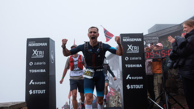 Etter flere år på pallen kunne Kristian Grue endelig juble for seier i Norseman. (Sylvain Cavatz / NXTRI)
