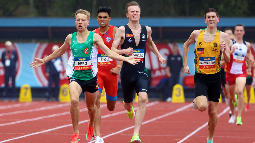 Håkon Moe Berg (fra v.), Narve Gilje Nordås og Andreas Fjeld Halvorsen da de tok NM-medaljene på 1500 m på Askøy i år. (Foto: Arne Dag Myking)