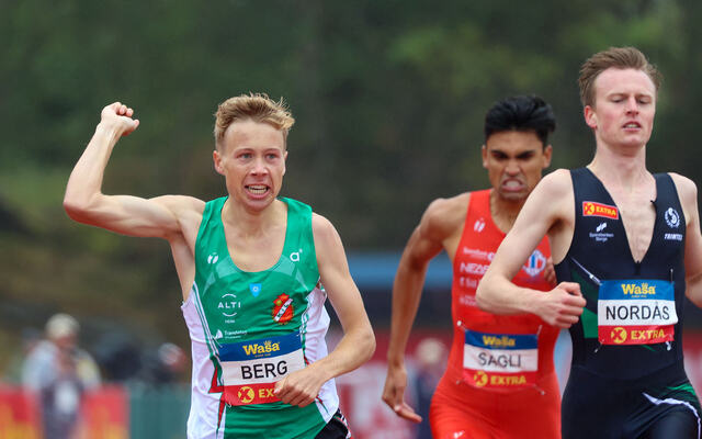 Håkon Moe Berg spurtslår Narve Gilje Nordås og kan ta tittelen norgesmester på 1500 meter. (Alle foto: Arne Dag Myking)