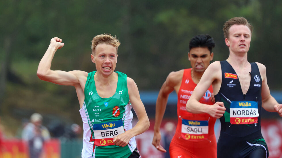 Håkon Moe Berg spurtslår Narve Gilje Nordås og kan ta tittelen norgesmester på 1500 meter. (Alle foto: Arne Dag Myking)