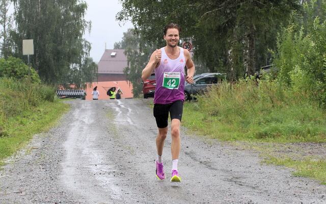 Maratonvinner Morten Dalhaug legger ut på sin andre solorunde fra Sæter gård. (Foto: Rolf Bakken)