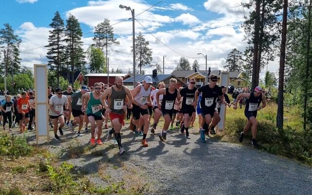 Fra starten for Trysilmila i fjor med løpsvinner Bastian Karlsen Antonsen (32) og dobbelvinner Ivar Hesselberg Indby (83) midt i bildet. (Foto: arrangøren)