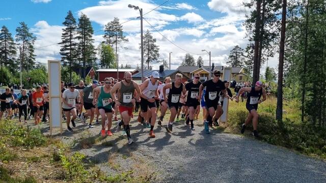 Fra starten for Trysilmila i fjor med løpsvinner Bastian Karlsen Antonsen (32) og dobbelvinner Ivar Hesselberg Indby (83) midt i bildet. (Foto: arrangøren)
