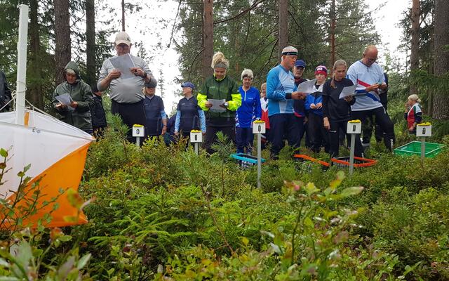 O-løpere klare til start i høy blåbærlyng i Løten.