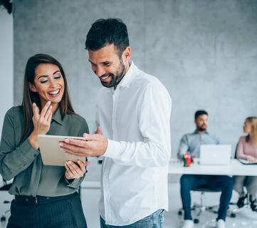 Å be om hjelp som leder handler ikke om svakhet – men om tillit, selvinnsikt og mot. (Foto: Istock.com)