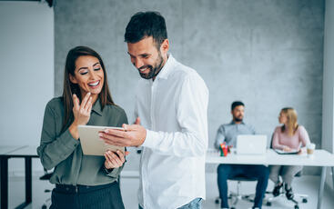 Å be om hjelp som leder handler ikke om svakhet – men om tillit, selvinnsikt og mot. (Foto: Istock.com)