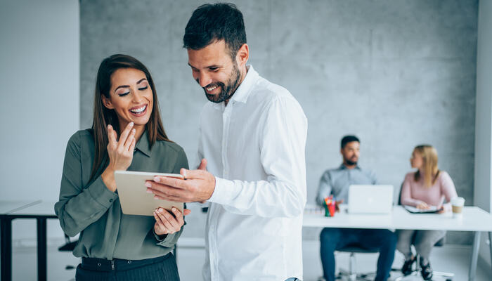 Å be om hjelp som leder handler ikke om svakhet – men om tillit, selvinnsikt og mot. (Foto: Istock.com)